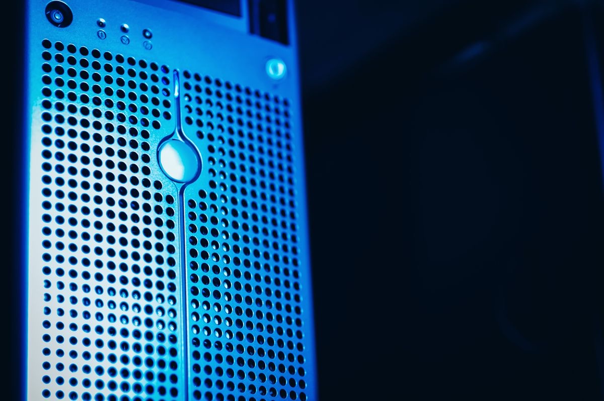 Enterprise server chassis with active status indicator lighting
